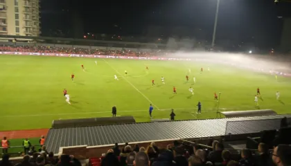 Flamurtari- Teuta (2-2) e paprecedentë, tifozë në fushë, golat vijnë në epilog