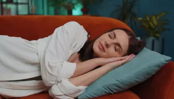 Flini gjumë gjatë ditës? Ja 2 pasojat që i shkaktoni shëndetit