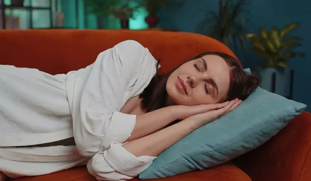 Flini gjumë gjatë ditës? Ja 2 pasojat që i shkaktoni shëndetit