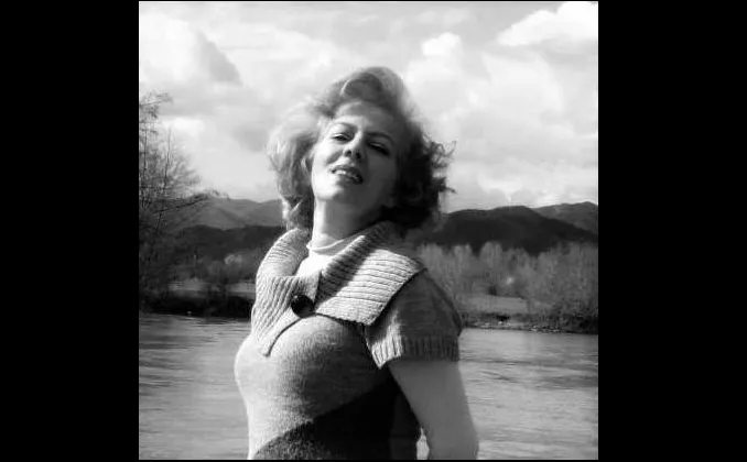 Flora Peci: Buzë liqenit