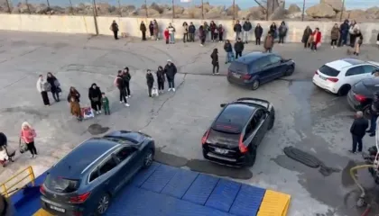 Fluks emingratësh, 692 pasagjerë dhe 147 automjete mbërrijnë në Portin e Vlorës me traget nga Italia