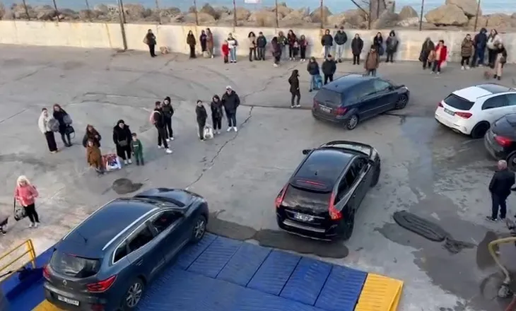 Fluks emingratësh, 692 pasagjerë dhe 147 automjete mbërrijnë në Portin e Vlorës me traget nga Italia