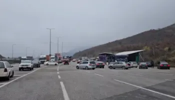 Fluks i lartë automjetesh edhe në kufirin Shqipëri-Kosovë, radhë të gjata dhe vonesa në pikën e kalimit kufitar