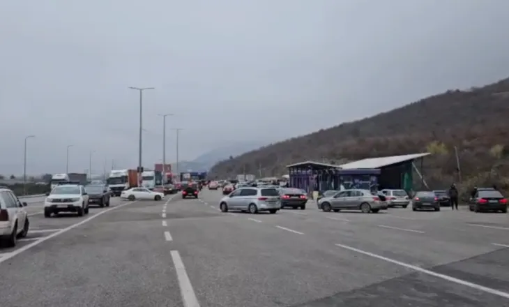 Fluks i lartë automjetesh edhe në kufirin Shqipëri-Kosovë, radhë të gjata dhe vonesa në pikën e kalimit kufitar