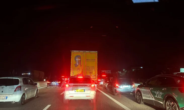 Fluks i lartë automjetesh në rrugën Tiranë–Elbasan, hyrja e qytetit “paralizohet” nga trafiku i rënduar