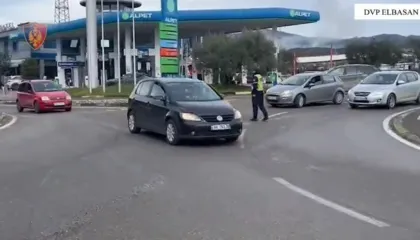 Fluks i lartë automjetesh nga Tirana drejt Korçës dhe Vlorës, policia e Elbasanit thirrje qytetarëve: Zgjidhni rrugë alternative për të shmangur trafikun