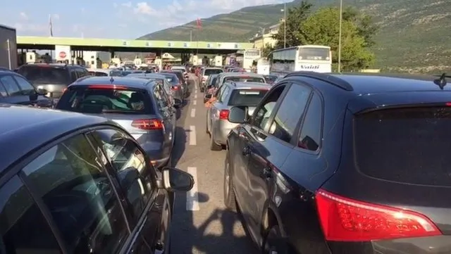 Fluks i lartë lëvizjesh në pikën kufitare të Morinës gjatë fundvitit
