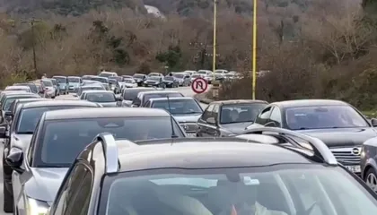 Fluks i lartë lëvizjesh nga Greqia në Shqipëria, radhë të gjata në pikën e kalimit të Kakavijës