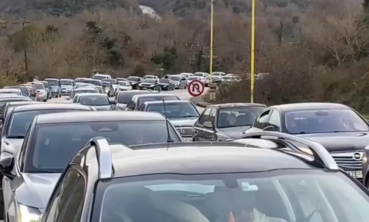 Fluks i lartë lëvizjesh nga Greqia në Shqipëria, radhë të gjata në pikën e kalimit të Kakavijës