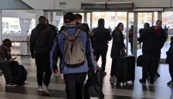 Fluks në portin e Durrësit/ Emigrantët kthehen në atdhe, autoritetet portuale shtojnë stafin për të evituar radhët