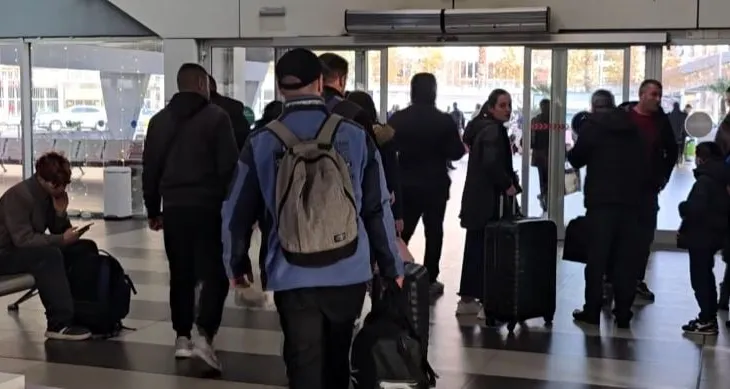 Fluks në portin e Durrësit/ Emigrantët kthehen në atdhe, autoritetet portuale shtojnë stafin për të evituar radhët