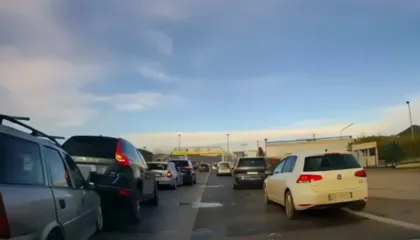 Fluks trafiku në autostradën Tiranë-Durrës, aksident zinxhir me gjashtë automjete