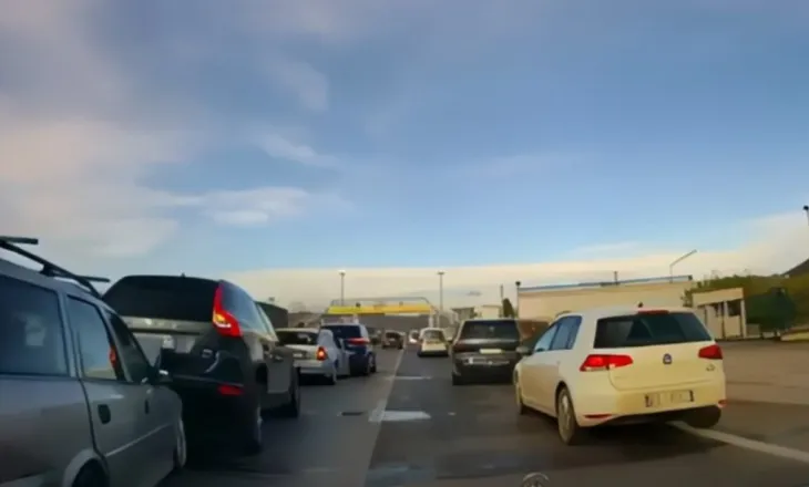 Fluks trafiku në autostradën Tiranë-Durrës, aksident zinxhir me gjashtë automjete