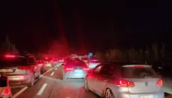 Fluksi i lartë i automjeteve shkakton trafik kilometrik, “paralizohet” autostrada Tiranë–Elbasan (FOTO)
