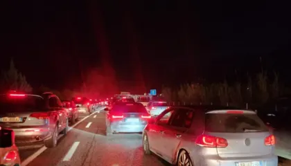 Fluksi i lartë i automjeteve shkakton trafik kilometrik, “paralizohet” autostrada Tiranë–Elbasan