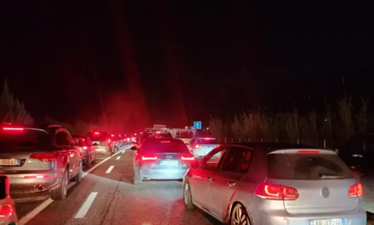 Fluksi i lartë i automjeteve shkakton trafik kilometrik, “paralizohet” autostrada Tiranë–Elbasan