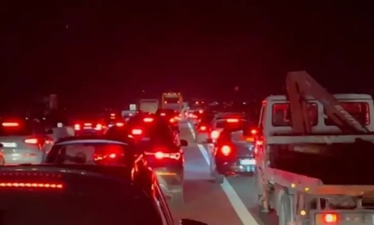 Fluksi i lartë i lëvizjeve në prag të Krishtlindjes, qytetarët me orë të tëra të bllokuar