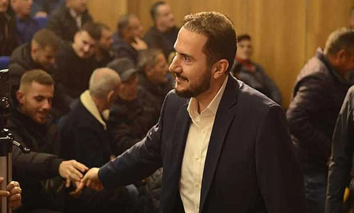 Foltore me dy gishta, pa ‘Doktorin’/ Mes simboleve të vjetra dhe mungesës së kryetarit