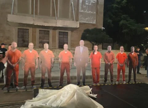 “Foltorja 2”/ Opozita ‘starton’ tubimin para kryeministrisë, Balluku paraqitet me uniformë burgu