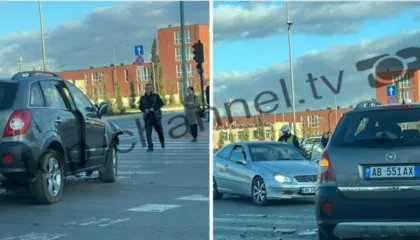Foto/ Aksident te kryqëzimi i ish-sheshit Shqiponja në Tiranë, përplasen dy automjete