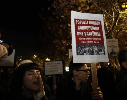 FOTO/ Aktivistë të lëvizjes “Bashkë” protestë para Kuvendit kundër buxhetit