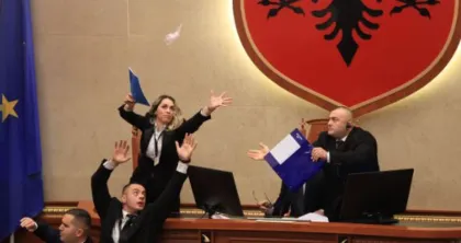 Foto e Ditës nga parlamenti, kur gardistët “fluturojnë” të shpëtojnë Niko Peleshin!