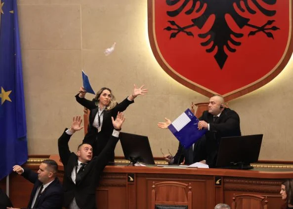 Foto e Ditës nga parlamenti, kur gardistët “fluturojnë” të shpëtojnë Niko Peleshin!