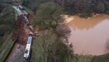 Foto/ Gropa ‘përpin’ tre anije në Angli, shpëtojnë mrekullisht dhjetëra persona