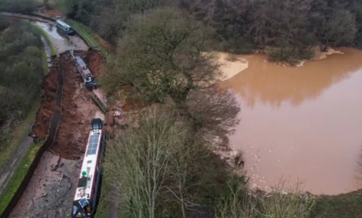 Foto/ Gropa ‘përpin’ tre anije në Angli, shpëtojnë mrekullisht dhjetëra persona