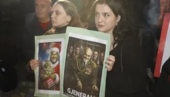 FOTO/ ‘Kush mbjell uri korr revoltë’, Lëvizja Bashkë protestë para Kuvendit kundër Ballukut dhe Ramës