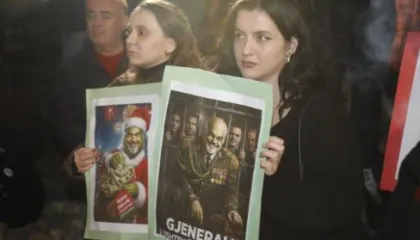 FOTO/ ‘Kush mbjell uri korr revoltë’, Lëvizja Bashkë protestë para Kuvendit kundër Ballukut dhe Ramës