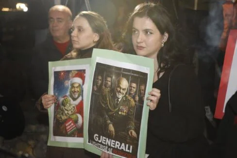 FOTO/ ‘Kush mbjell uri korr revoltë’, Lëvizja Bashkë protestë para Kuvendit kundër Ballukut dhe Ramës