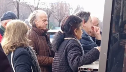 Foto-Lajm/ Artisti Bujar Asqeriu fotografohet në radhë për të marrë abone