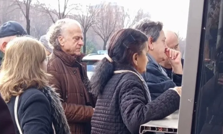 Foto-Lajm/ Artisti Bujar Asqeriu fotografohet në radhë për të marrë abone