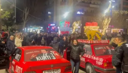 FOTO-LAJM/ Qytetarët nisin festën në Prishtinë pas zgjedhjeve: E treta, e vërteta…