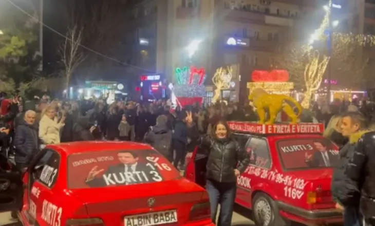 FOTO-LAJM/ Qytetarët nisin festën në Prishtinë pas zgjedhjeve: E treta, e vërteta…