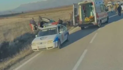 FOTO/ Makina del nga rruga në Korçë–Ersekë, plagoset çift i të rinjve, ja gjendja e tyre shëndetësore