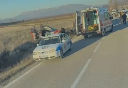 FOTO/ Makina del nga rruga në Korçë–Ersekë, plagoset çift i të rinjve, ja gjendja e tyre shëndetësore