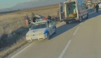 FOTO/ Makina del nga rruga në Korçë-Ersekë, plagoset në aksident çifti i të rinjve! Nisen drejt spitalit me urgjencë..