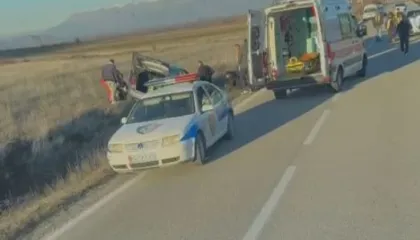 FOTO/ Makina del nga rruga në Korçë-Ersekë, plagoset në aksident çifti i të rinjve! Nisen drejt spitalit me urgjencë..