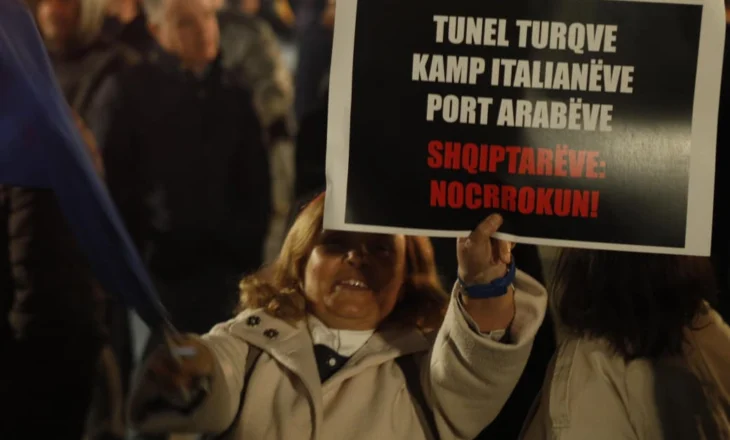 FOTO/ Mesazhe kundër korrupsionit në protestë: Tunel turqve, port arabëve! Shqiptarëve ‘Noc Rrokun’