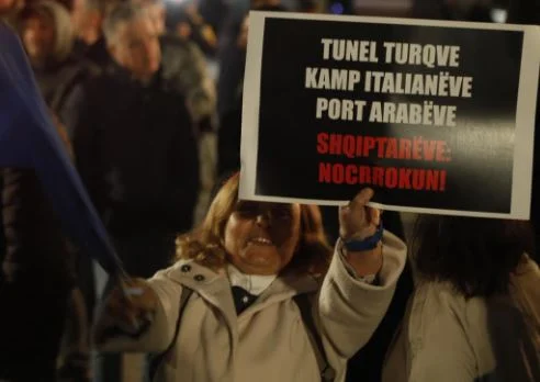 FOTO/ Pankartat pikante në protestën e opozitës: Tunel turqve, kamp italianëve, port arabëve, shqiptarëve…