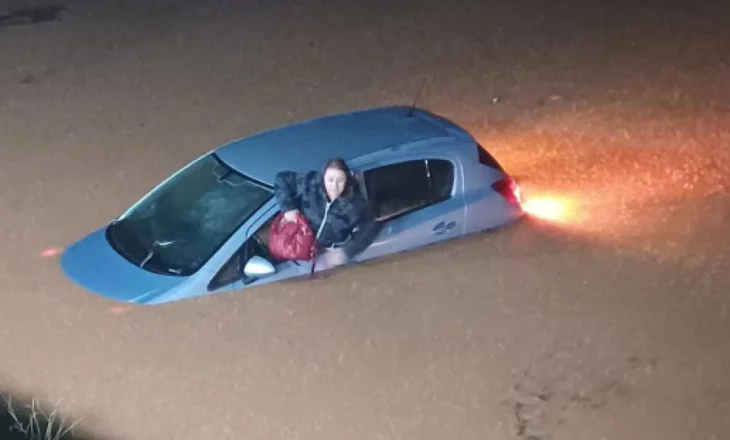 FOTO/ Përmbytjet – Një grua në zonën e Kamaras e mbetur në makinë përpiqet të dalë nga uji