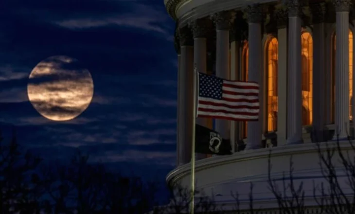 Foto/ Spektakël qiellor, superhëna e fundit e vitit ndriçon në mbarë botën