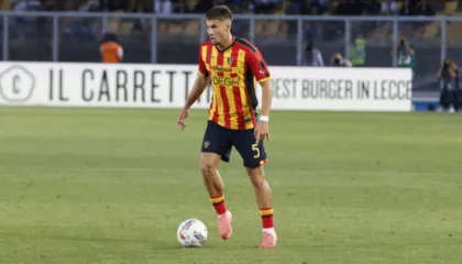 FOTO/ Te Lecce “fërkojnë duart”, “fluturon” kartoni i Medon Berishës