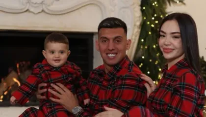 FOTO/ Të veshur njësoj dhe të buzëqeshur, familja Uzuni shkëlqen në vigjilje të Vitit të Ri