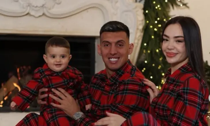 FOTO/ Të veshur njësoj dhe të buzëqeshur, familja Uzuni shkëlqen në vigjilje të Vitit të Ri