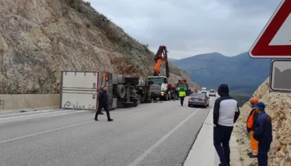 Foto/ Tentoi të shmangte aksidentin e mundshëm, përmbyset mjeti i tonazhit të rëndë në Gjirokastër