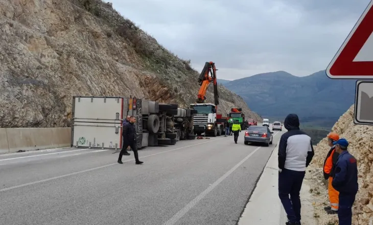 Foto/ Tentoi të shmangte aksidentin e mundshëm, përmbyset mjeti i tonazhit të rëndë në Gjirokastër