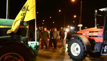 Foto+ Video/ Fermerët grekë vazhdojnë protestat, bllokojnë disa akse kryesore rrugore